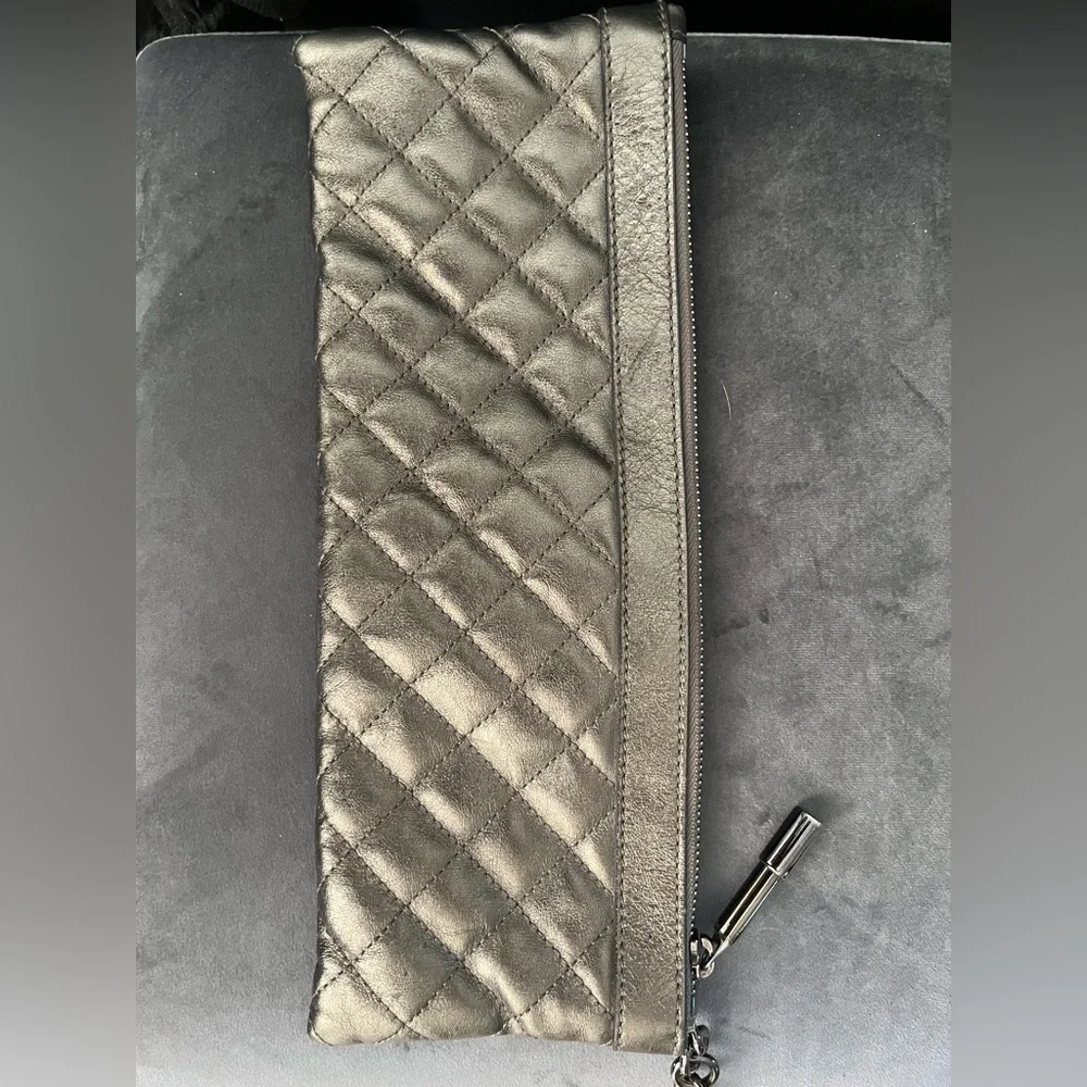 Burberry clutch with wrist strap-pewter quilted leather - Picture 4 of 11